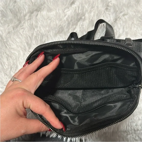 🆕 Basic Essentials everywhere belt bag 1L - Black - Picture 3 of 4